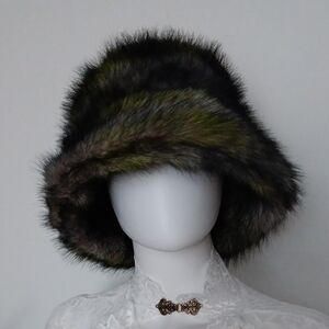 Chic Faux Fur Bucket Hat in Black and Green